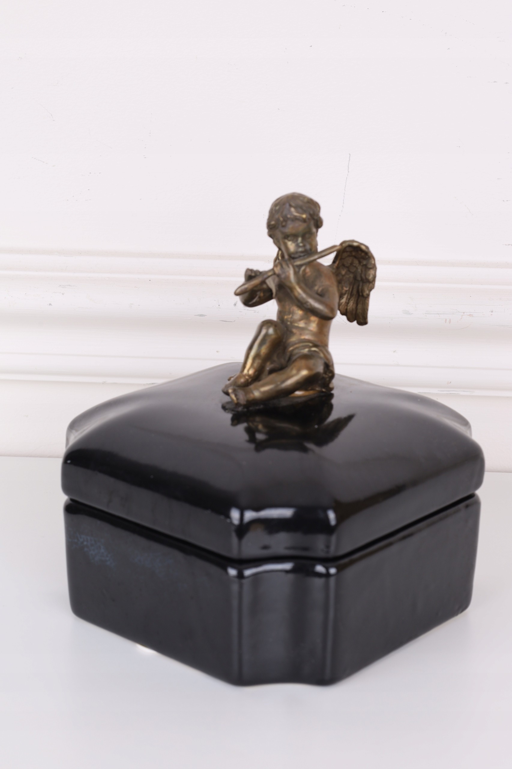 Czarna szkatuła - porcelana z brązem z aniołkiem