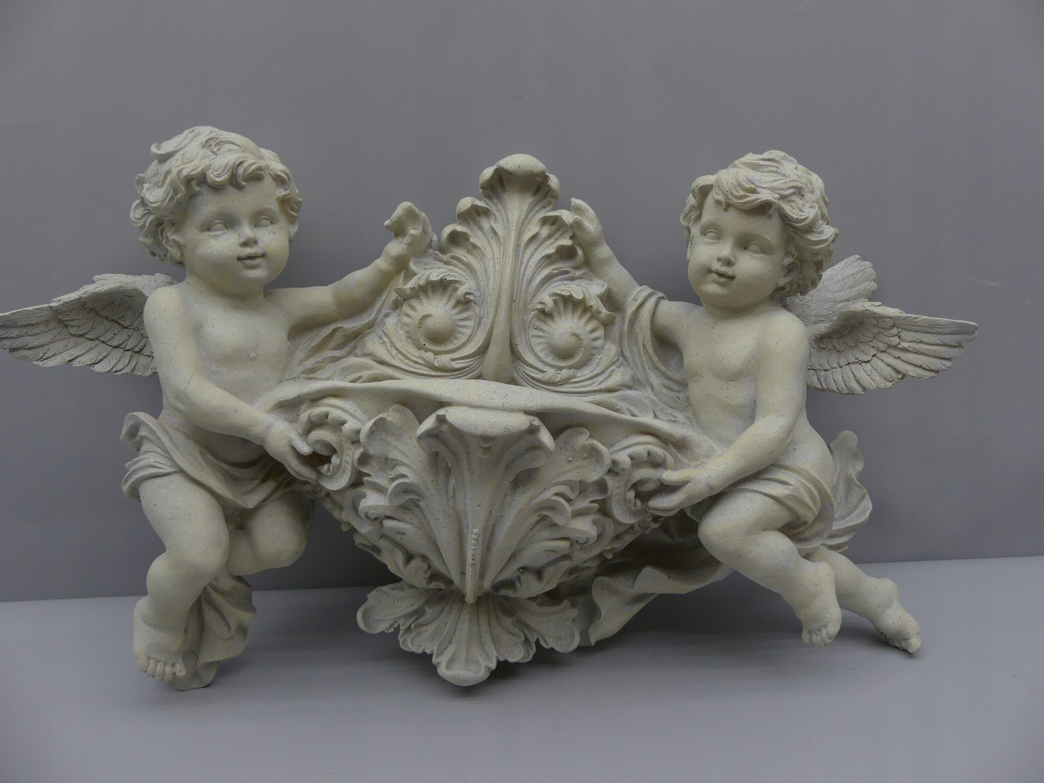 Alabastrowa dekoracja - kropielnica z aniołkami